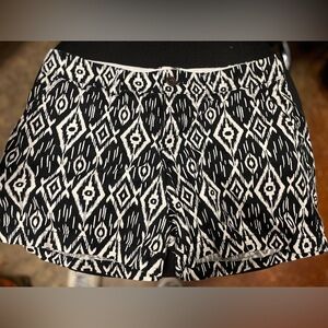 Black & white ikat print shorts sz 6 euc